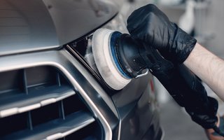 Fahrzeug wird mit elektrischer Poliermaschine im Frontbereich aufbereitet.